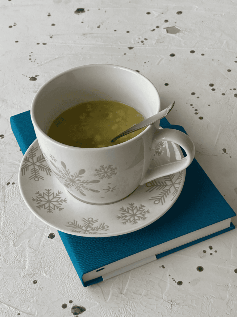 bögrés zöldborsóleves kenyérkockákkal