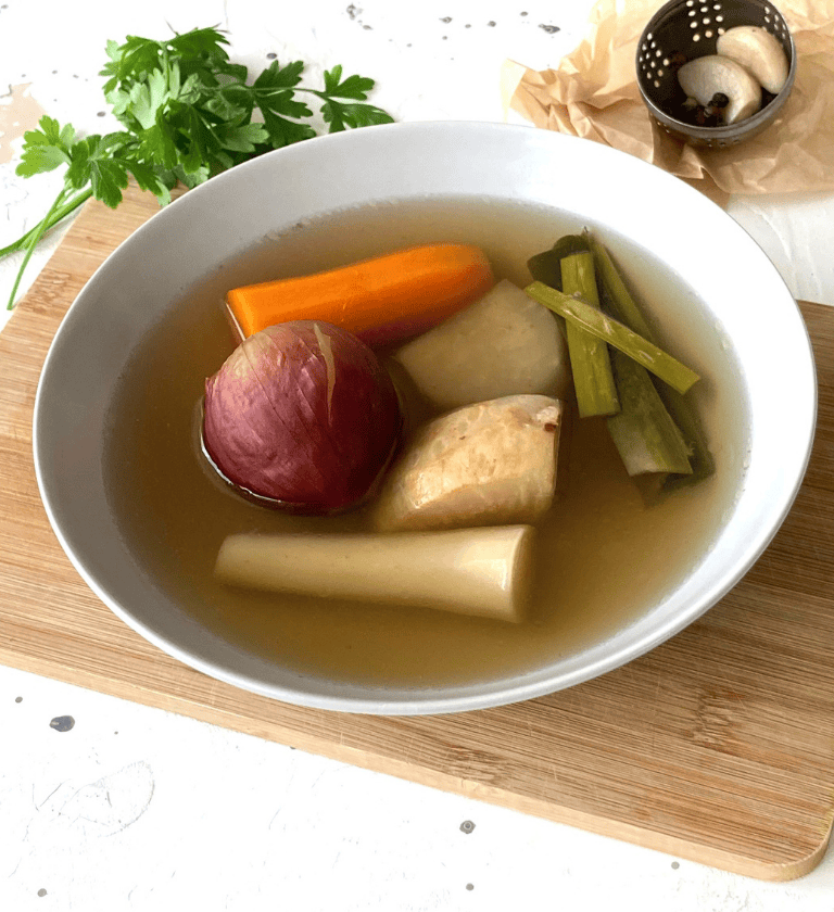 zöldség alaplé tányérban
