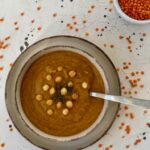 Mindenmentes vöröslencse-krémleves tálban, ropogós feltéttel, 30 perc alatt elkészíthető, vegán recept.