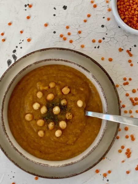 Mindenmentes vöröslencse-krémleves tálban, ropogós feltéttel, 30 perc alatt elkészíthető, vegán recept.