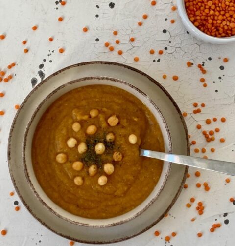 Mindenmentes vöröslencse-krémleves tálban, ropogós feltéttel, 30 perc alatt elkészíthető, vegán recept.