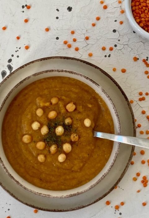 Mindenmentes vöröslencse-krémleves tálban, ropogós feltéttel, 30 perc alatt elkészíthető, vegán recept.