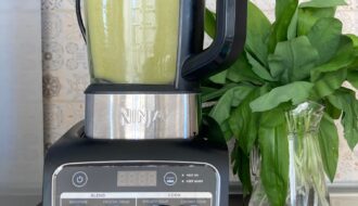 Ninja Foodie HB150EU üvegkancsós levesfőző és turmixgép a konyhapulton kész krémlévessel.