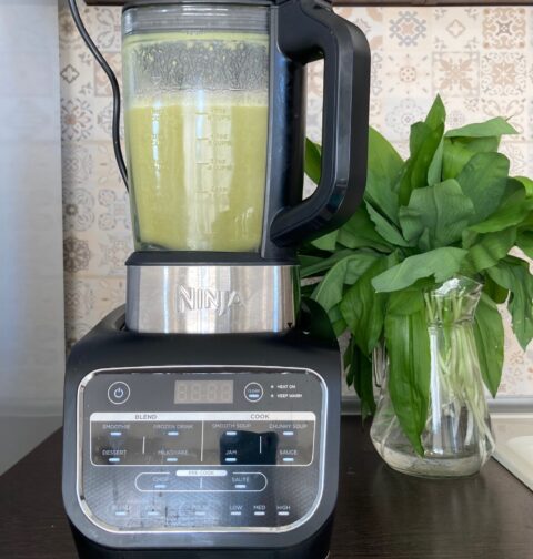 Ninja Foodie HB150EU üvegkancsós levesfőző és turmixgép a konyhapulton kész krémlévessel.