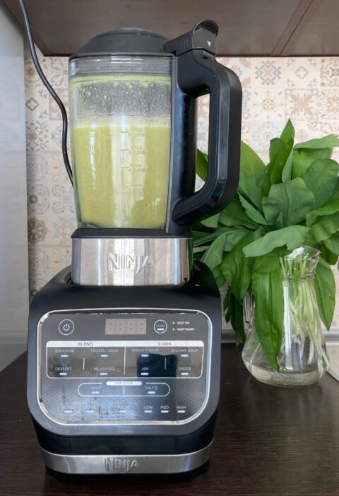 Ninja Foodie HB150EU üvegkancsós levesfőző és turmixgép a konyhapulton kész krémlévessel.