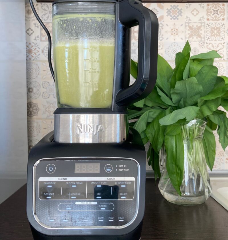 Ninja Foodie HB150EU üvegkancsós levesfőző és turmixgép a konyhapulton kész krémlévessel.